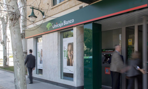 Unicaja ofrece prejubilaciones a partir de los 57 años con hasta el 52% del sueldo