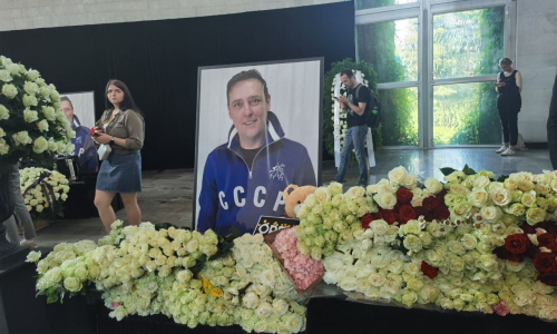 В полупрозрачной юбке на похороны: вдова Шатунова возмутила людей